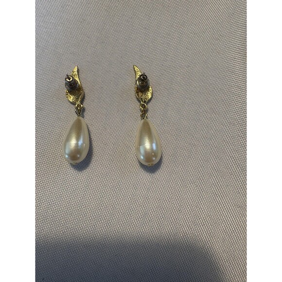 Vintage Gold Tone Drop Earrings Faux Pearl Teardrop Crystal Leaf Clip On 2 Inch - Picture 5 of 6